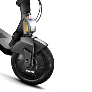 Hulajnoga elektryczna Ducati PRO II Plus, DU-MO-220008, przednie koło z silnikiem i hamulcem elektrycznym