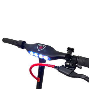 hulajnoga elektryczna e.evolution kierownica z włączonymi światłami LED