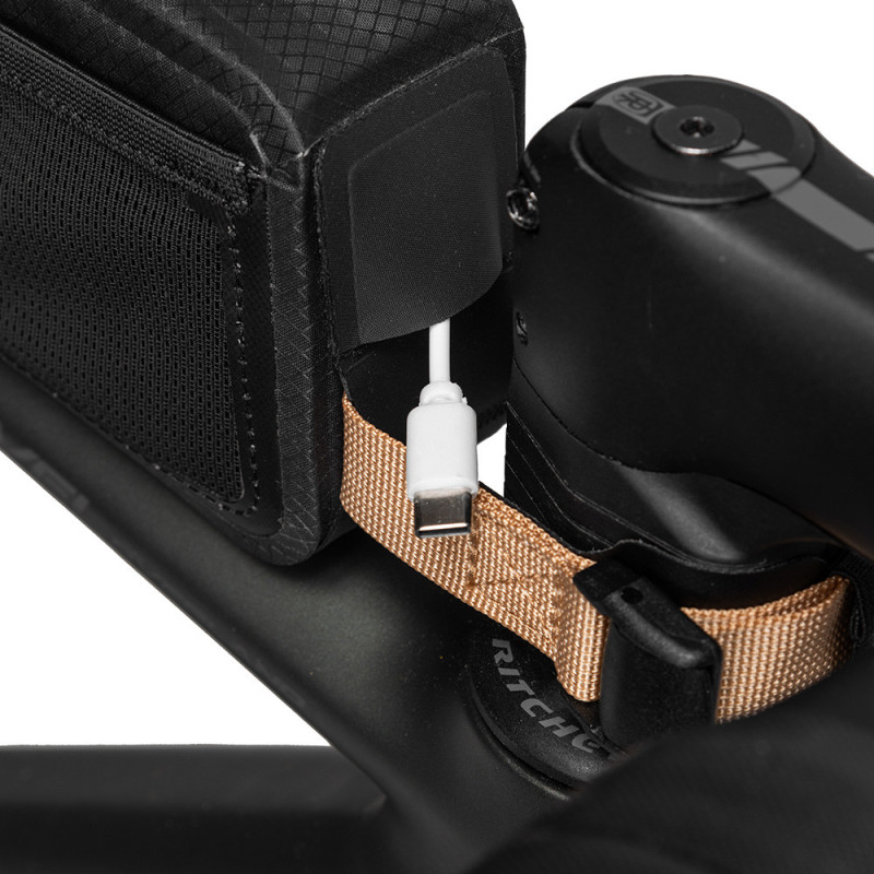 Sakwa na ramę GIVI BOOST, 2L, wyjście na kabel do ładowania, bikepacking