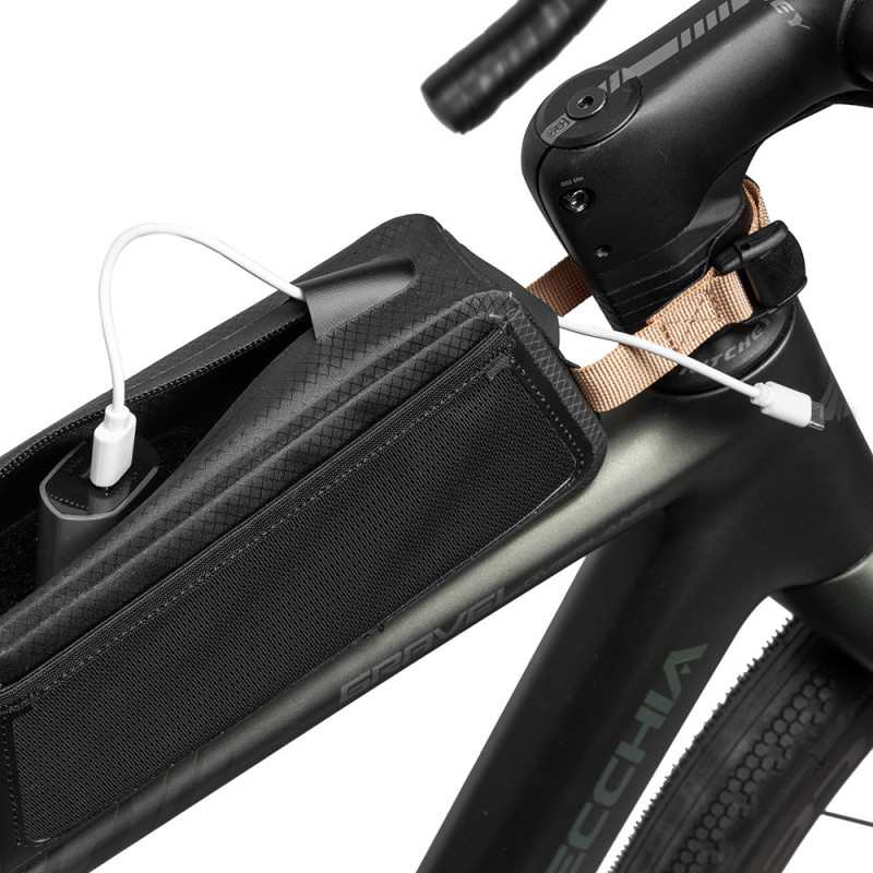 Sakwa na ramę GIVI BOOST, 2L, wyjście na kabel do ładowania, bikepacking