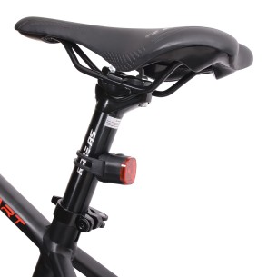Czerwona rowerowa lampka pozycyjna LED zamontowana na sztycy podsiodłowej. BN94329