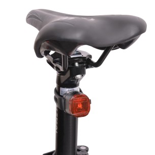 Czerwona rowerowa lampka pozycyjna LED zamontowana na sztycy podsiodłowej. BN94329