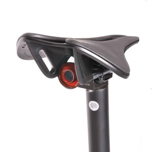 Okrągła mała i mocna lampka rowerowa dla graveli i rowerów szosowych. Montaż lampki pod siodełkiem. BN94328