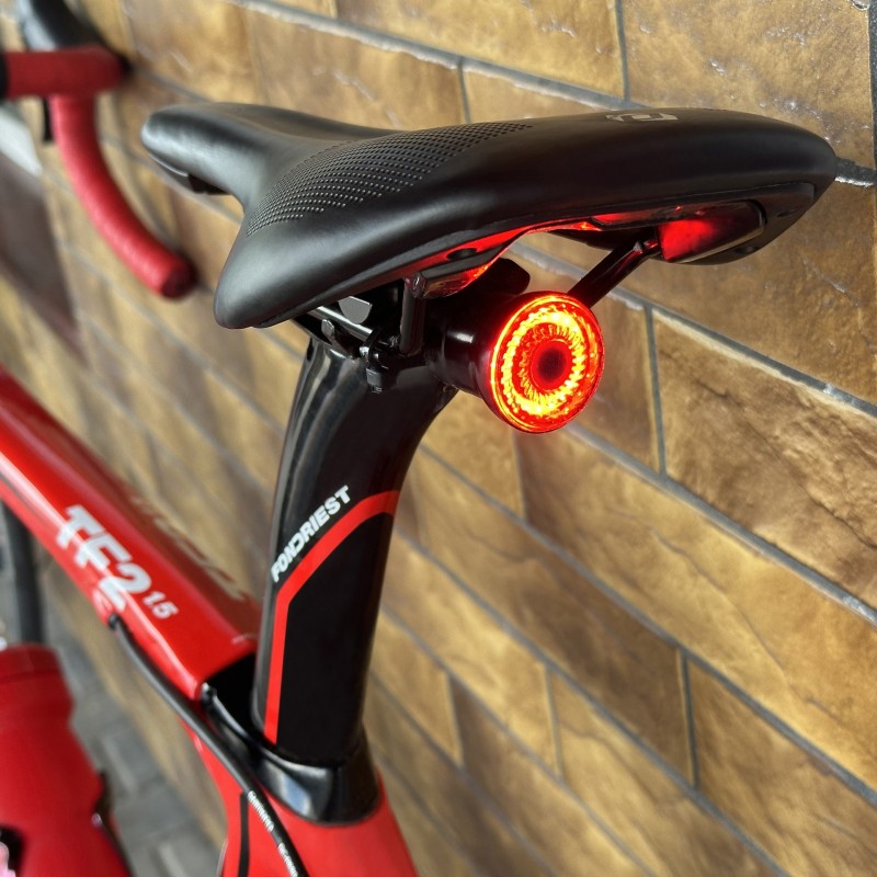 Świecąca okrągła mała i mocna lampka rowerowa pod siodełkiem roweru szosowego. BN94328